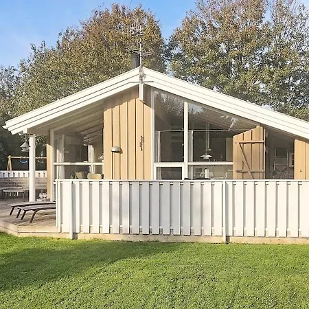 Four-bedroom In 3 Holiday home