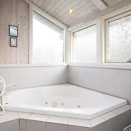 Four-bedroom In 3 Holiday home