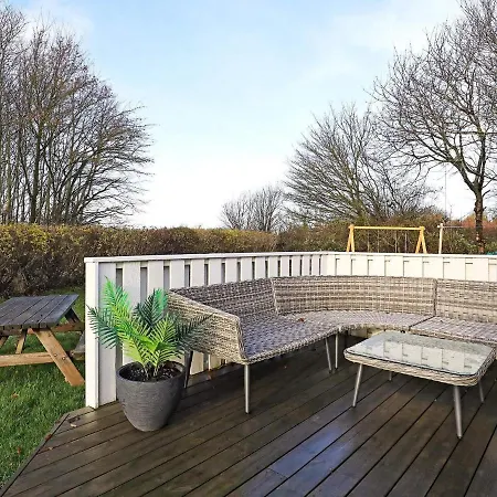 Four-bedroom In 3 Holiday home